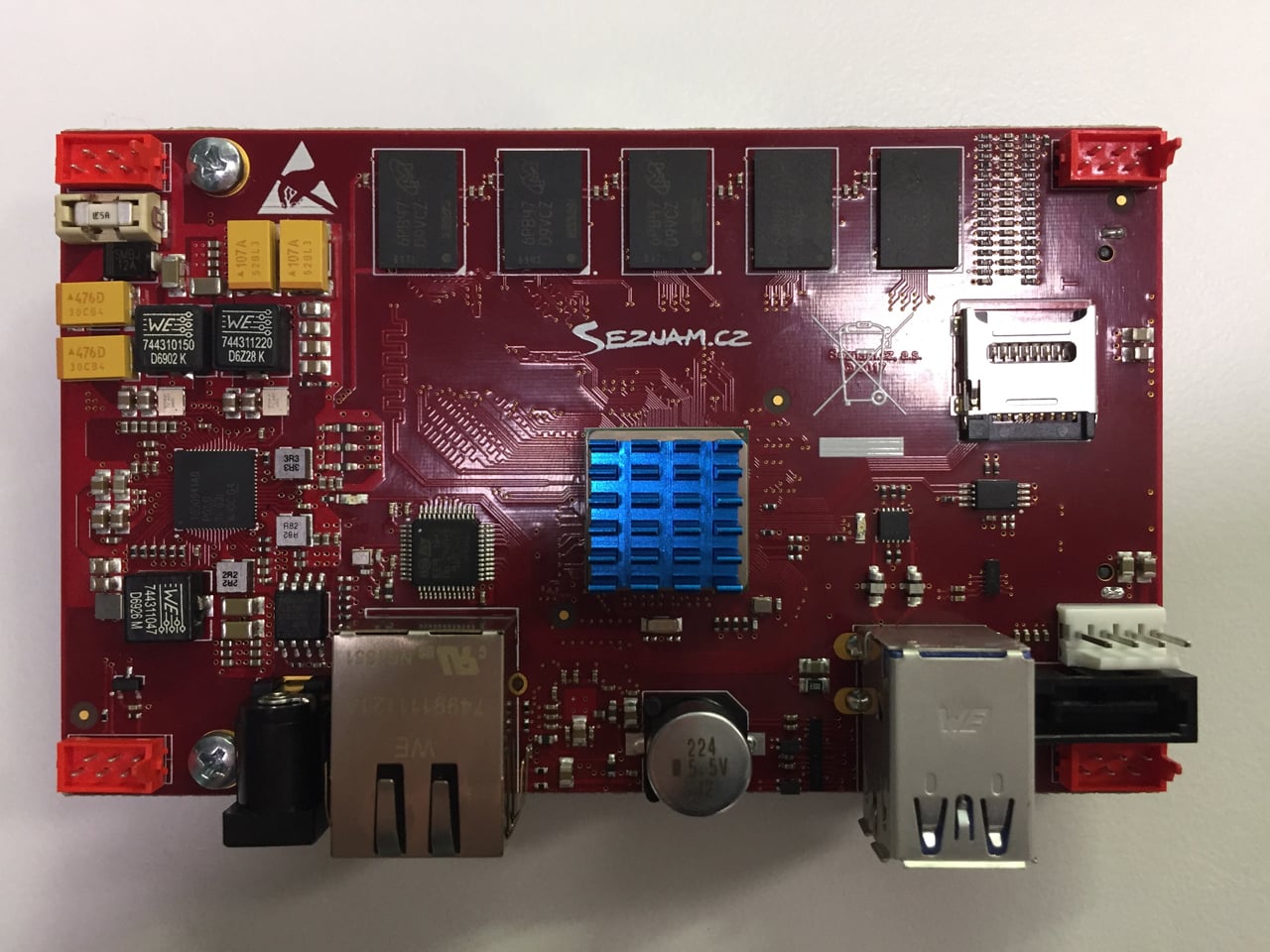 Serverová deska s čipem ARM.