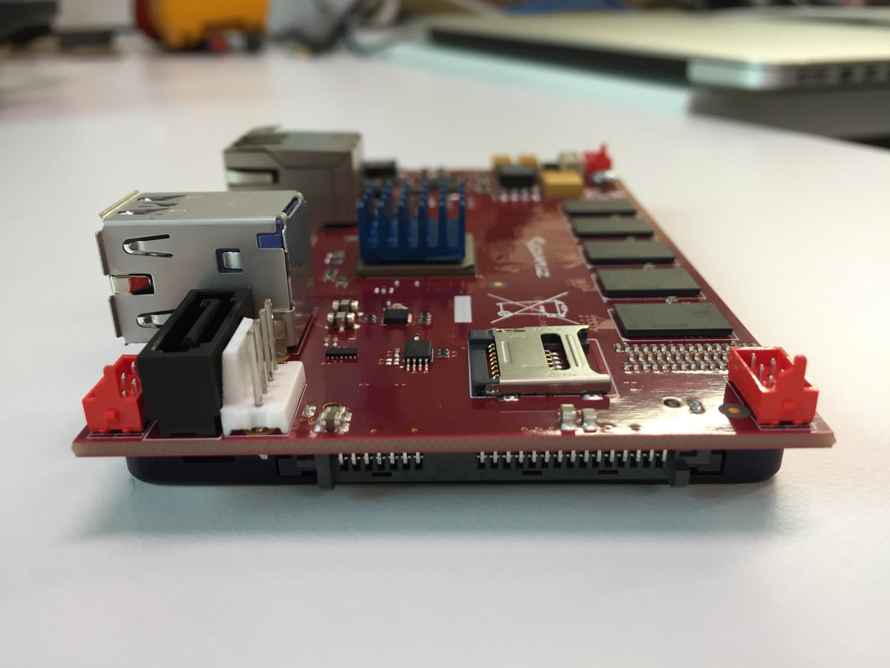 Serverová deska s čipem ARM.