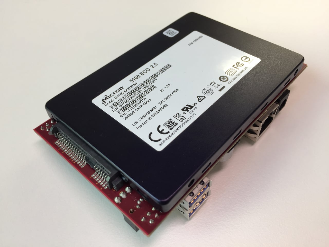 Serverová deska s čipem ARM a SSD diskem na spodní části.