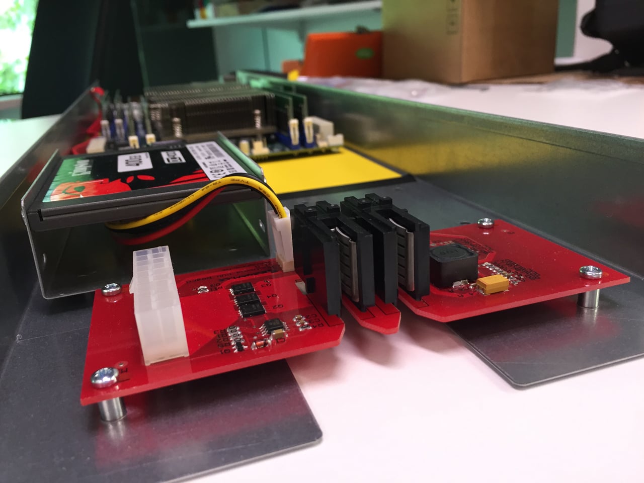 Napájecí kontektor.