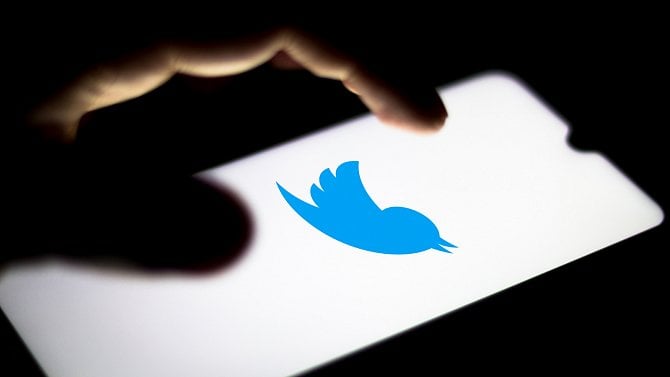 Twitter - mobilní aplikace - ruka