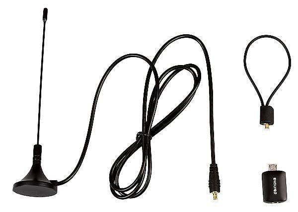 Evolveo XtraTV Stick k mobilu a jeho dvě antény vybavené vždy miniaturními anténními konektory. Připojení té běžné v balení nedostanete.