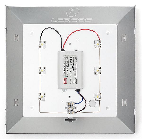 Ty drobné „ďubky“ ke kterým vedou dráty, jsou výkonové LED diody, uprostřed je pak zdroj. Ledeos Home 10W používá čtyři LED, vyšší verze šest (na snímku).