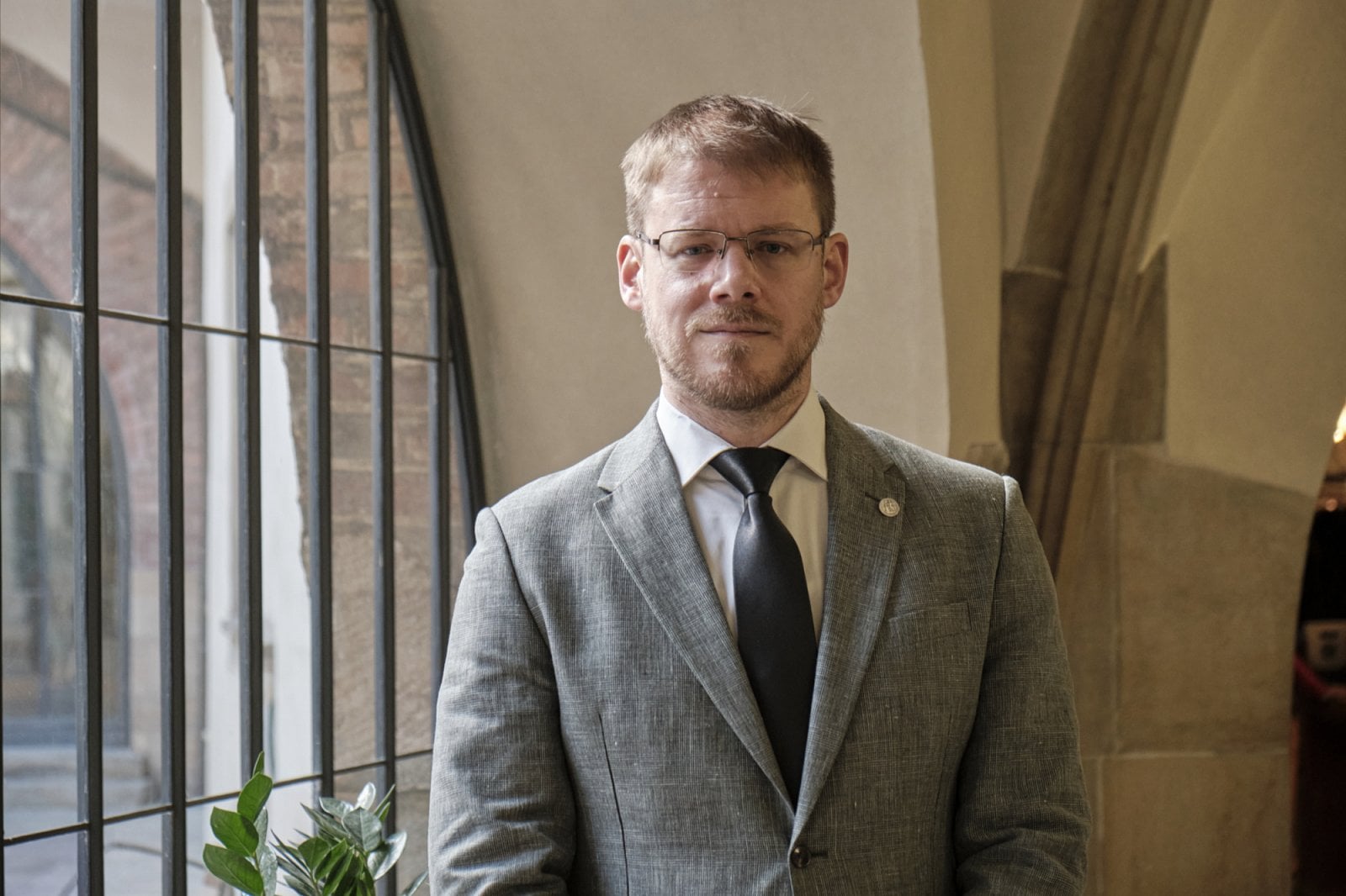 Ladislav Krištoufek - Profesor ekonomie na Institutu ekonomických studií Fakulty sociálních věd Univerzity Karlovy a od roku 2022 prorektor Univerzity Karlovy pro vědeckou a tvůrčí činnost.