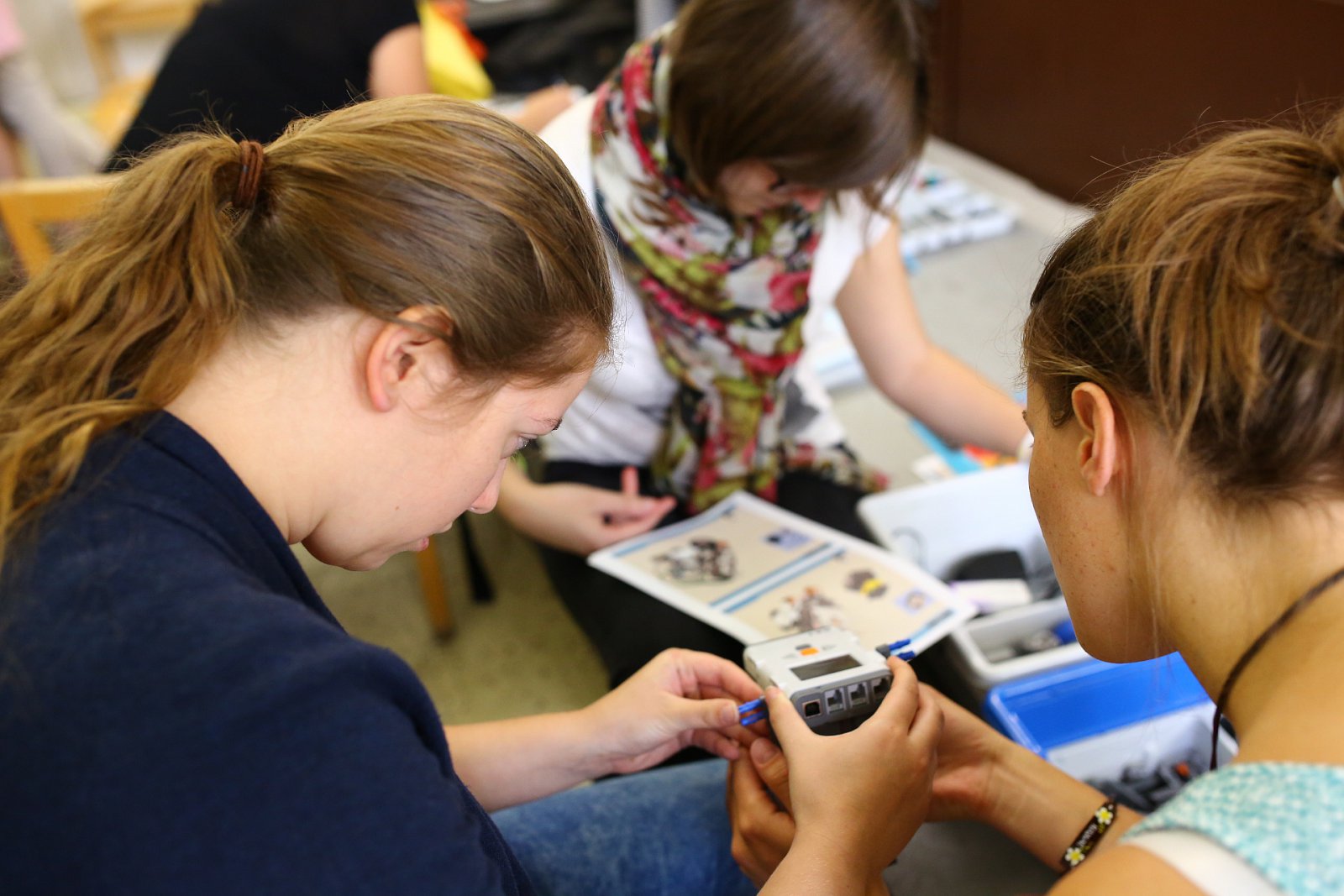 Letní škola Czechitas: Na FELu se programovali i roboti