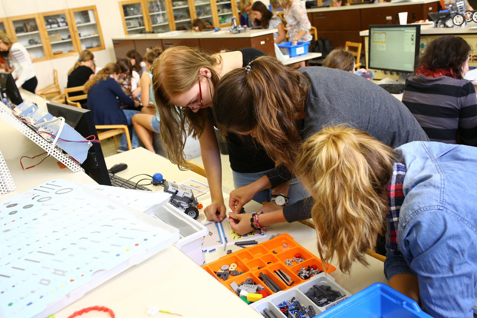 Letní škola Czechitas: Na FELu se programovali i roboti