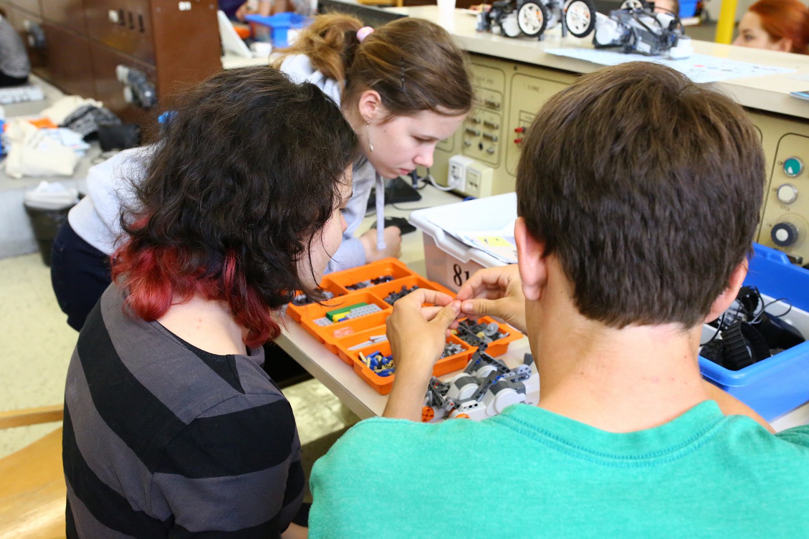 Letní škola Czechitas: Na FELu se programovali i roboti