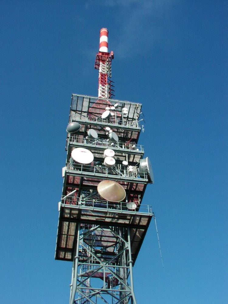 Vysílač Domažlice - Vraní vrch. Výška věže je 86 m, nadmořská výška 684 m, GPS souřadnice 49° 28' 12° 46'. Vedle multiplexu 1 a 2 je šířeno i 14 stanic DVB-T2 (síť 12) na kanálu 31 s výkonem 10 kW a horizontální polarizací (zdroj: ČRa).