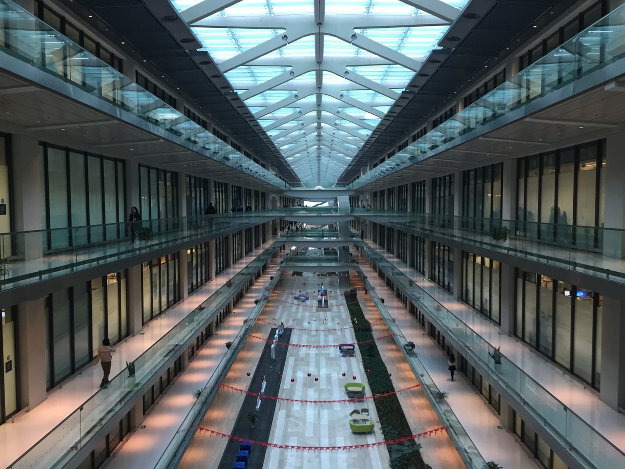 Vývojové centrum v Šanghaji. Budova je dlouhá jeden kilometr a pracuje v ní kolem 12 tisíc lidí.