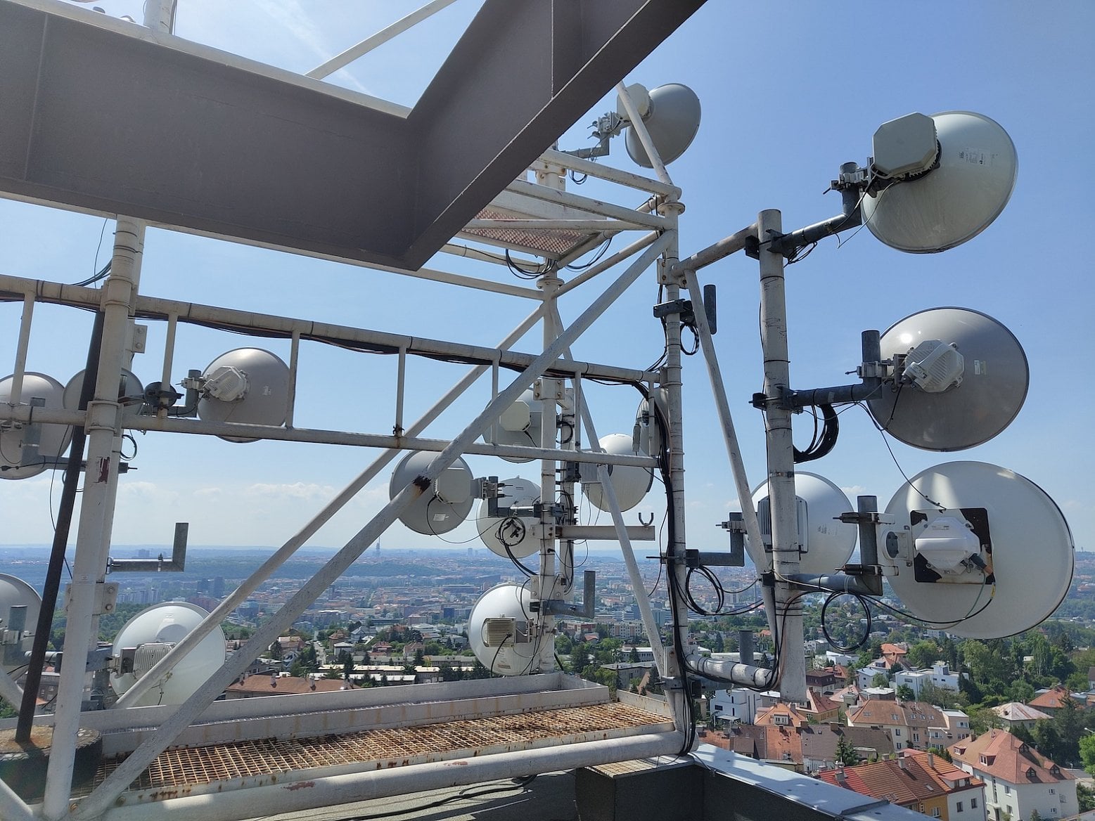 Mikrovlnné spoje Vodafonu (UPC) v pražských Kobylisích