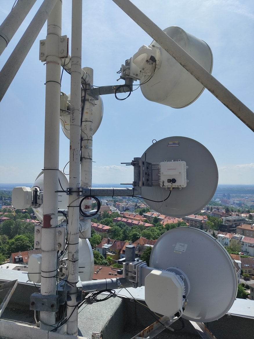 Mikrovlnné spoje Vodafonu (UPC) v pražských Kobylisích