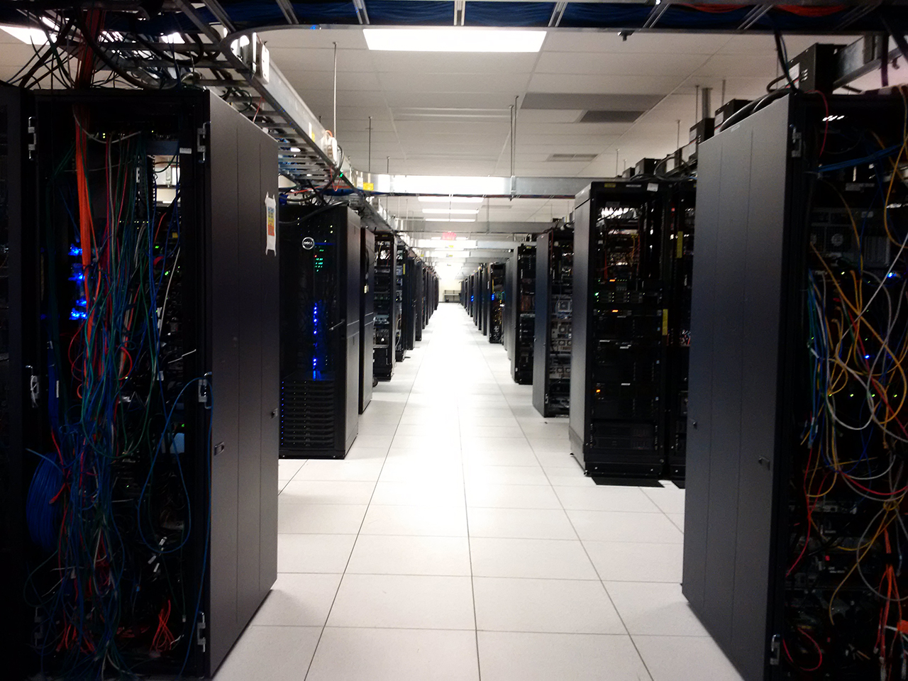 Dell Labs v Texasu. Interní testovací datové centrum plné racků a prototypů.