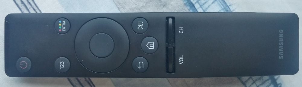 Nová „dálka“ je navržena pečlivě a s rozmyslem. Tlačítka hlasitosti a postupné volby kanálů jsou multifunkční, takže pracují nejen ve směru nahoru a dolů, ale při stlačení nabídnou další funkci. Jiná tlačítka pak zastupují několik kláves (Extra) a u dalších funguje i delší podržení. Například „123“ vyvolá teletext.