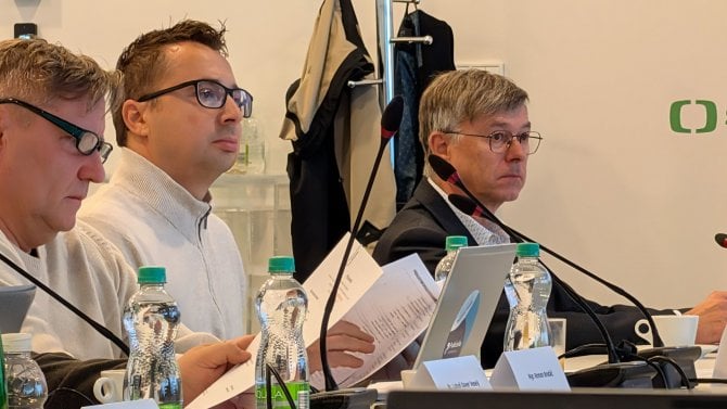 Členové Rady České televize Roman Bradáč a Pavel Matocha s generálním ředitelem Hynkem Chudárkem. Zasedání Rady ČT 17. 9. 2025.