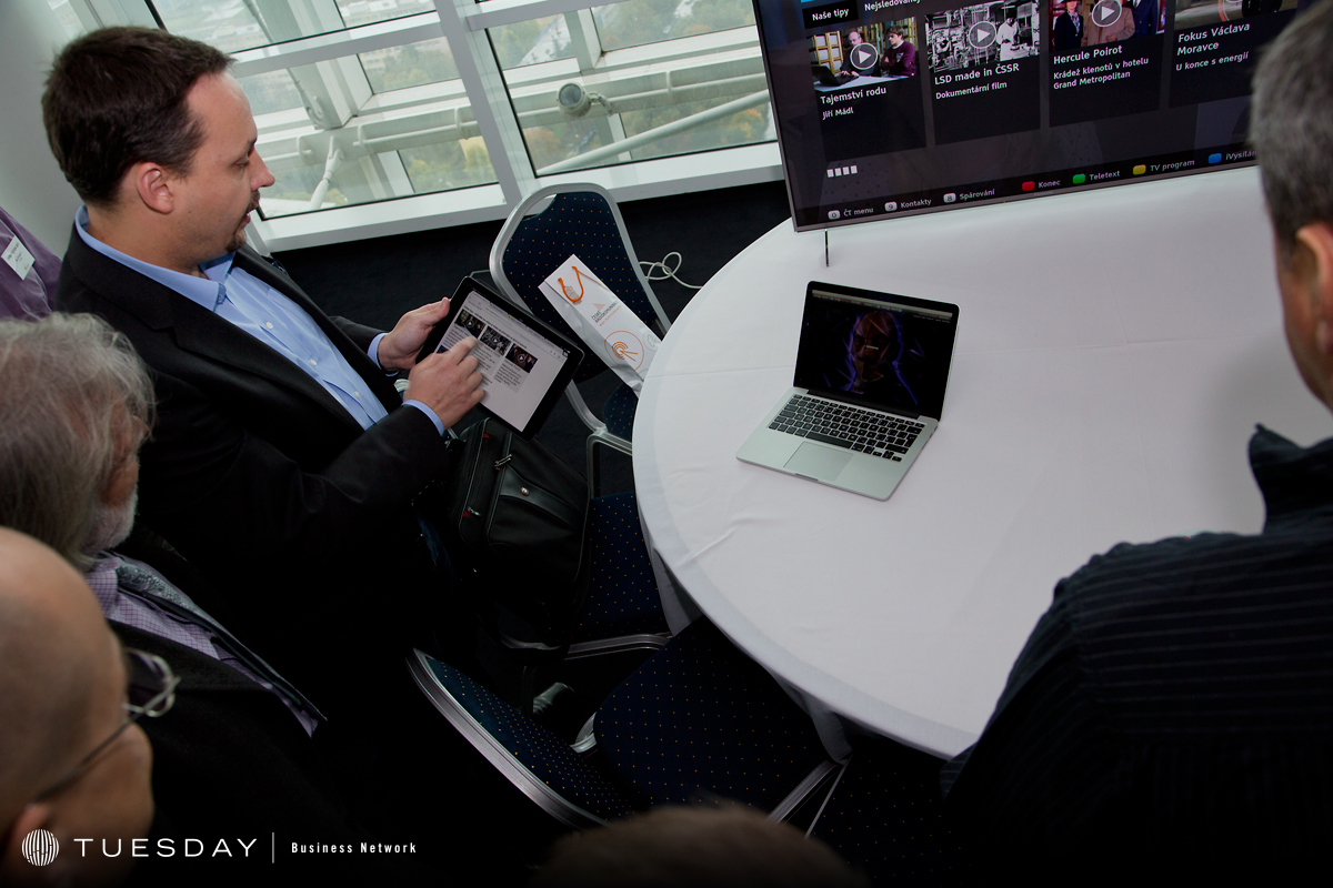 Pavel Kohout předvádí ovládání HbbTV spárovaným tabletem; Česká televize se tuto možnost teprve chystá uvést.