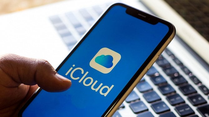 Apple - iCloud - mobilní telefon - klávesnice