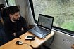 Kdo čekal velkou šou, je zklamaný - měřicí "náčiní" sestává z mobilního skenneru s UPS, klubka propojovacích kabelů a notebooku, do kterého se sbírají naměřená data. ČTÚ měří úroveň signálu přes antény na střeše vagónu, které České dráhy používají k připojování pasažérů na wi-fi, vysvětluje odborný rada z oddělení technické kontroly ČTÚ Karel Holek. Telefon  uvnitř vozu by na tom byl kvůli stínění vagónu ještě o kus hůř.