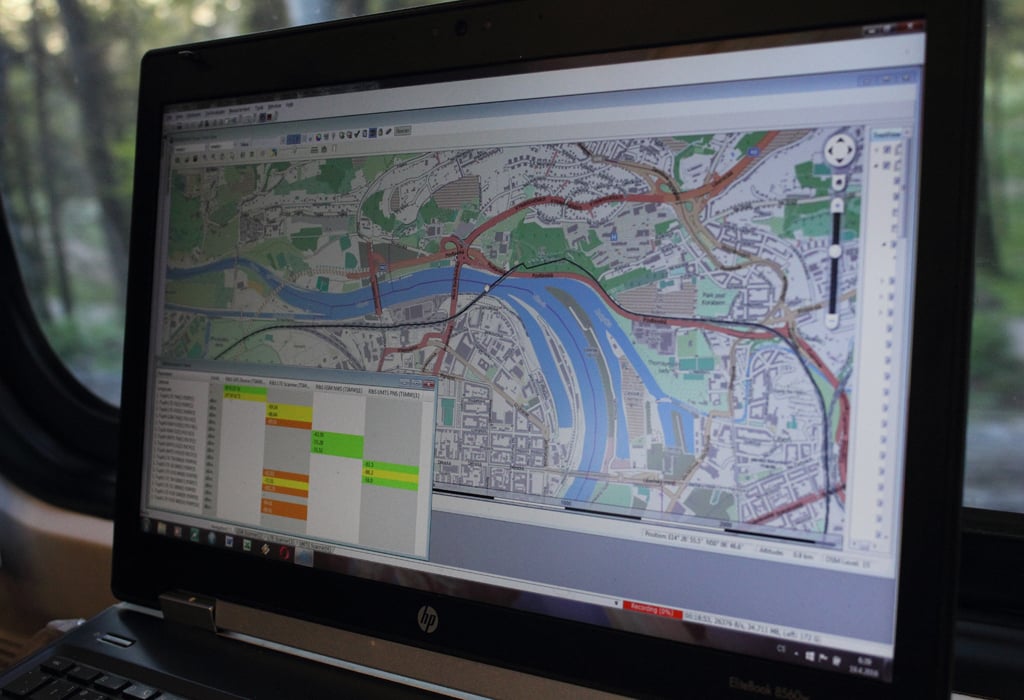 Software v notebooku zaznamenává přes GPS aktuální polohu (první sloupec), úroveň referenčního signálu LTE (druhý sloupec), výkon GSM (třetí sloupec) a UMTS (čtvrtý sloupec). U LTE sleduje jak sítě všech tří operátorů, tak úrovně v jednotlivých pásmech (800, 900 a 1800 MHz). ČTÚ slibuje, že po zpracování dat dá údaje volně k dispozici na internet (i jako open data). Dočkat bychom se jich měli přibližně za měsíc.