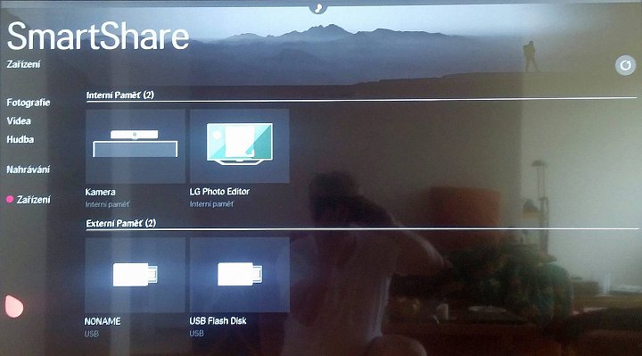 K obsahu vedou dvě cesty. Buď přes Fotografie, Videa a volbu Hudba, pak ovšem počítejte s absencí adresářové náhledu, nebo přes kliknutí přímo na ikonu USB flash paměti či disku. Pak se souborový manager chová podstatně kultivovaněji.