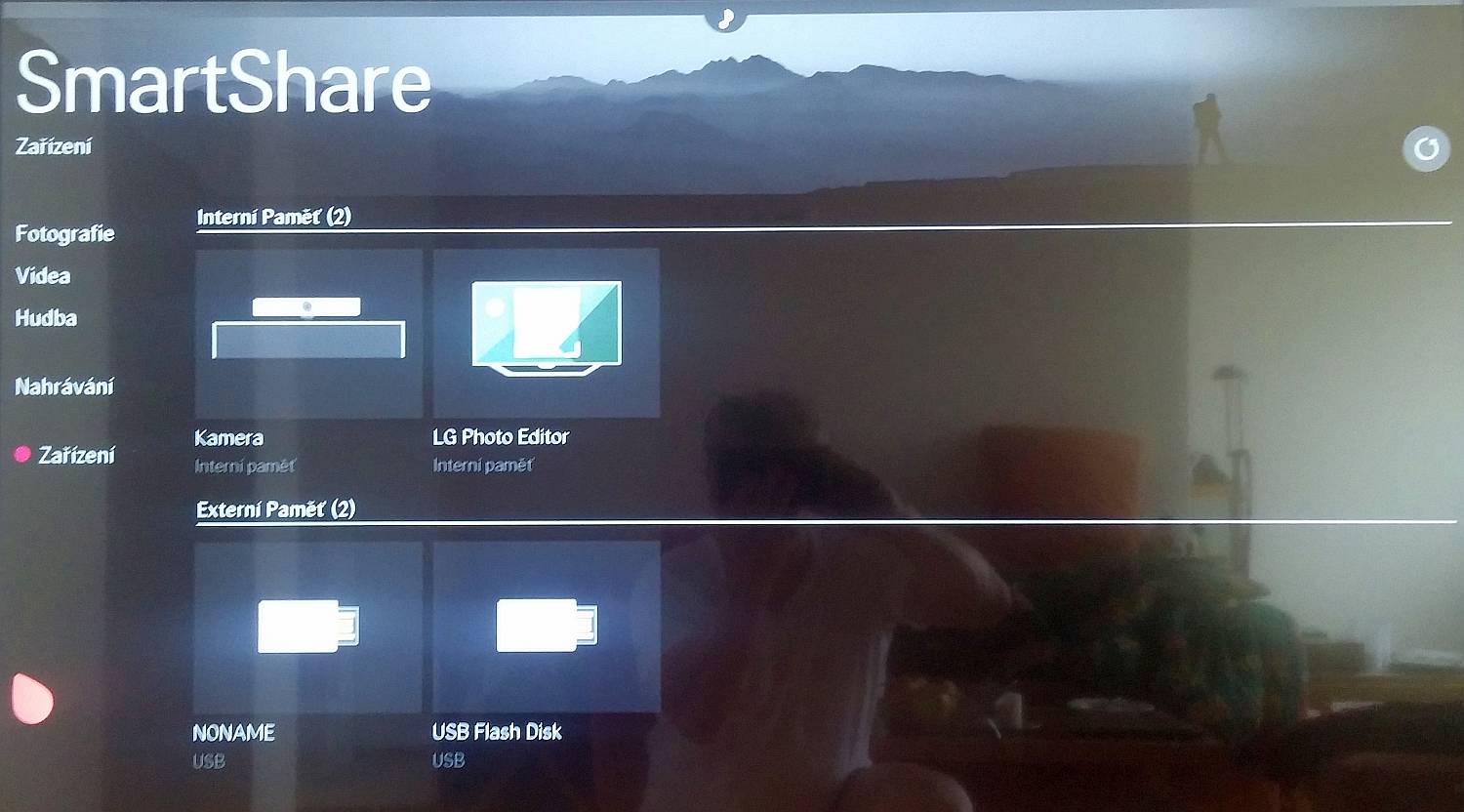 K obsahu vedou dvě cesty. Buď přes Fotografie, Videa a volbu Hudba, pak ovšem počítejte s absencí adresářové náhledu, nebo přes kliknutí přímo na ikonu USB flash paměti či disku. Pak se souborový manager chová podstatně kultivovaněji.