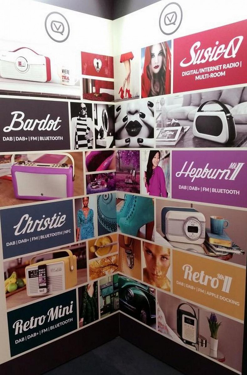 Nabídka přímo na zdech stánku.