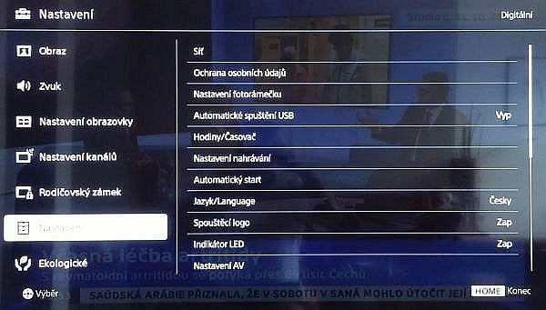 Ve volbě Home, Nastavení, Nastavení (tak to opravdu je) najdete i možnost povolit automatické spuštění USB média po jeho připojení a je dobré, že Sony dává na výběr.