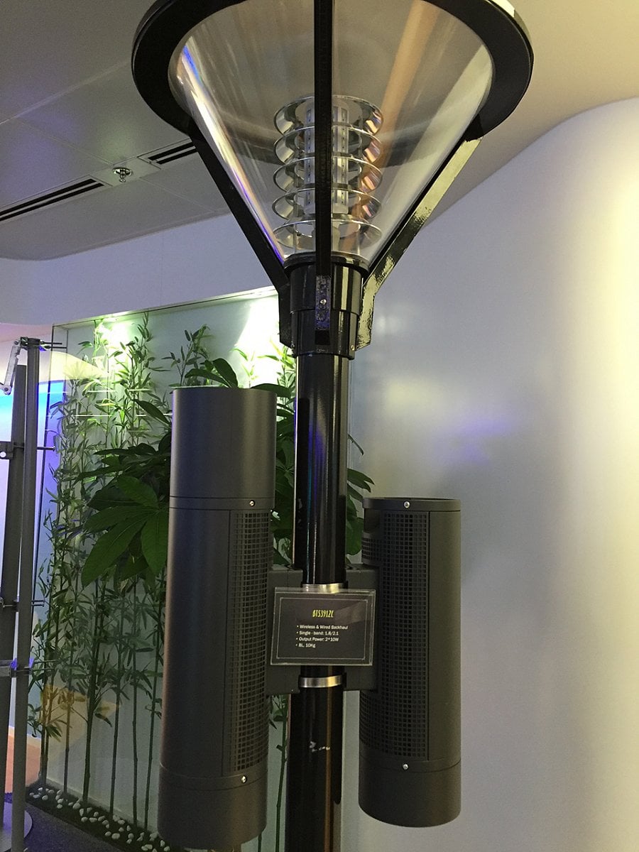 Chytré lampy spojené s vysílači.