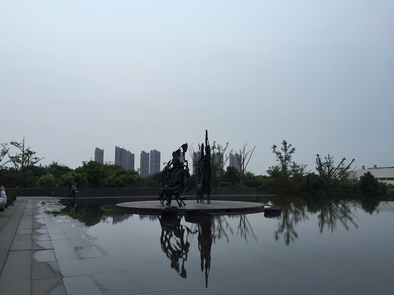 Vývojová oblast v Šanghaji se podobá Silicon Valley, výhled do dáli je ale typicky čínský, včetně obřích paneláků na horizontu.