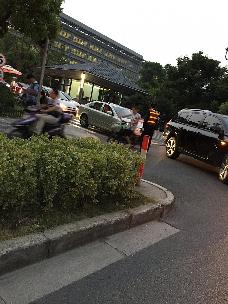 Dopravu před Huawei musí ve špičce řídit dopravní policisté.