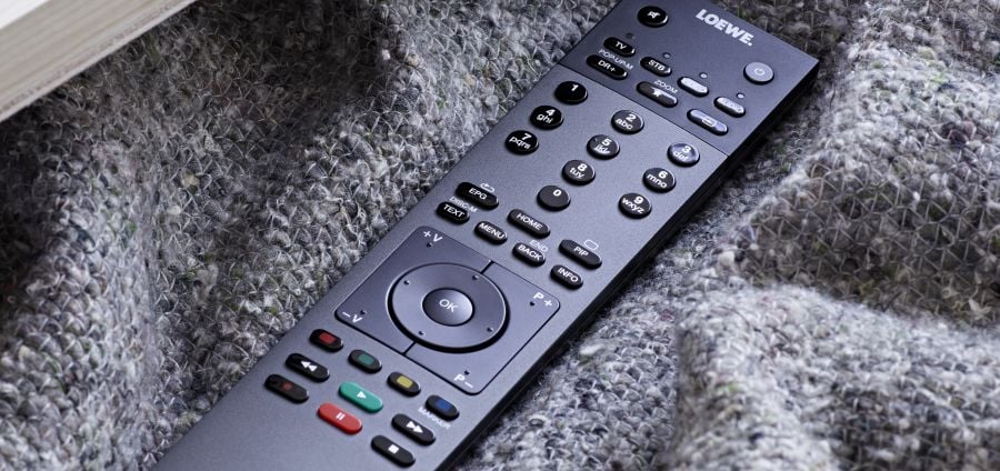 Dálkový ovladač je velice dobrý, k tomu aby byl výborný by potřeboval trochu lepší rozložení tlačítek. Zejména změnu pozice řady na níž je EPG, Home a PiP. A také výrazně lepší umístění tlačítka Back!