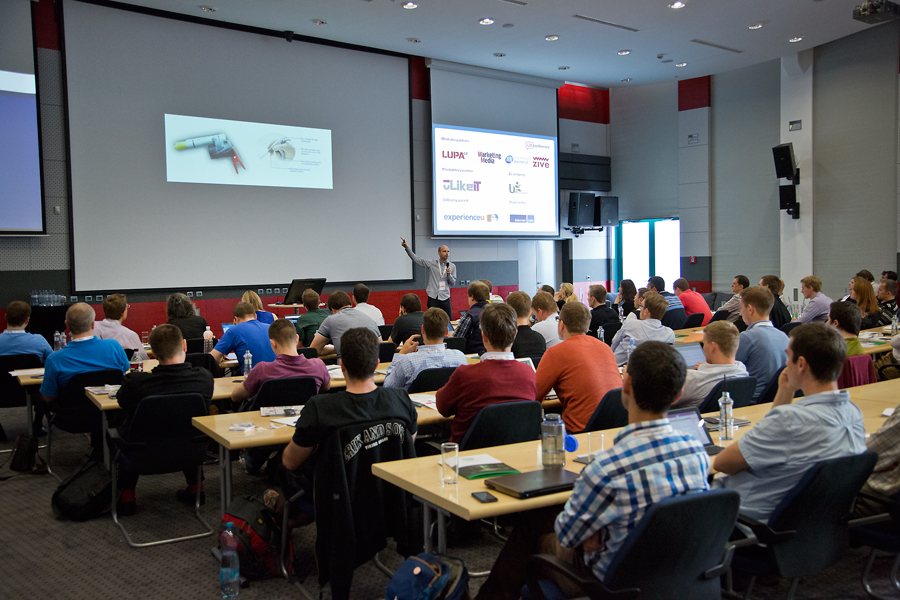 Jiří Mžourek ukazuje rychlý prototyp zubařské pomůcky slepený z kancelářských potřeb