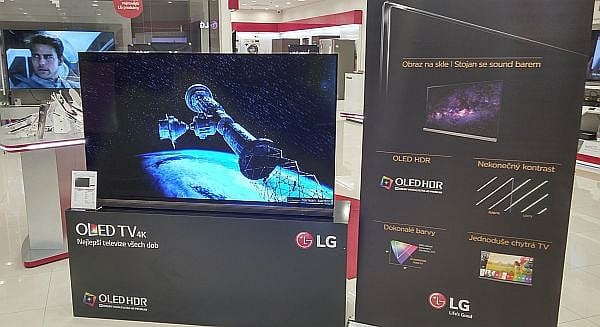 LG Signature OLED v pražském předváděcím centru LG (foto z tohoto týdne). Designový skvost nemůžete přehlédnout -  je hned u vchodu a je to bomba!