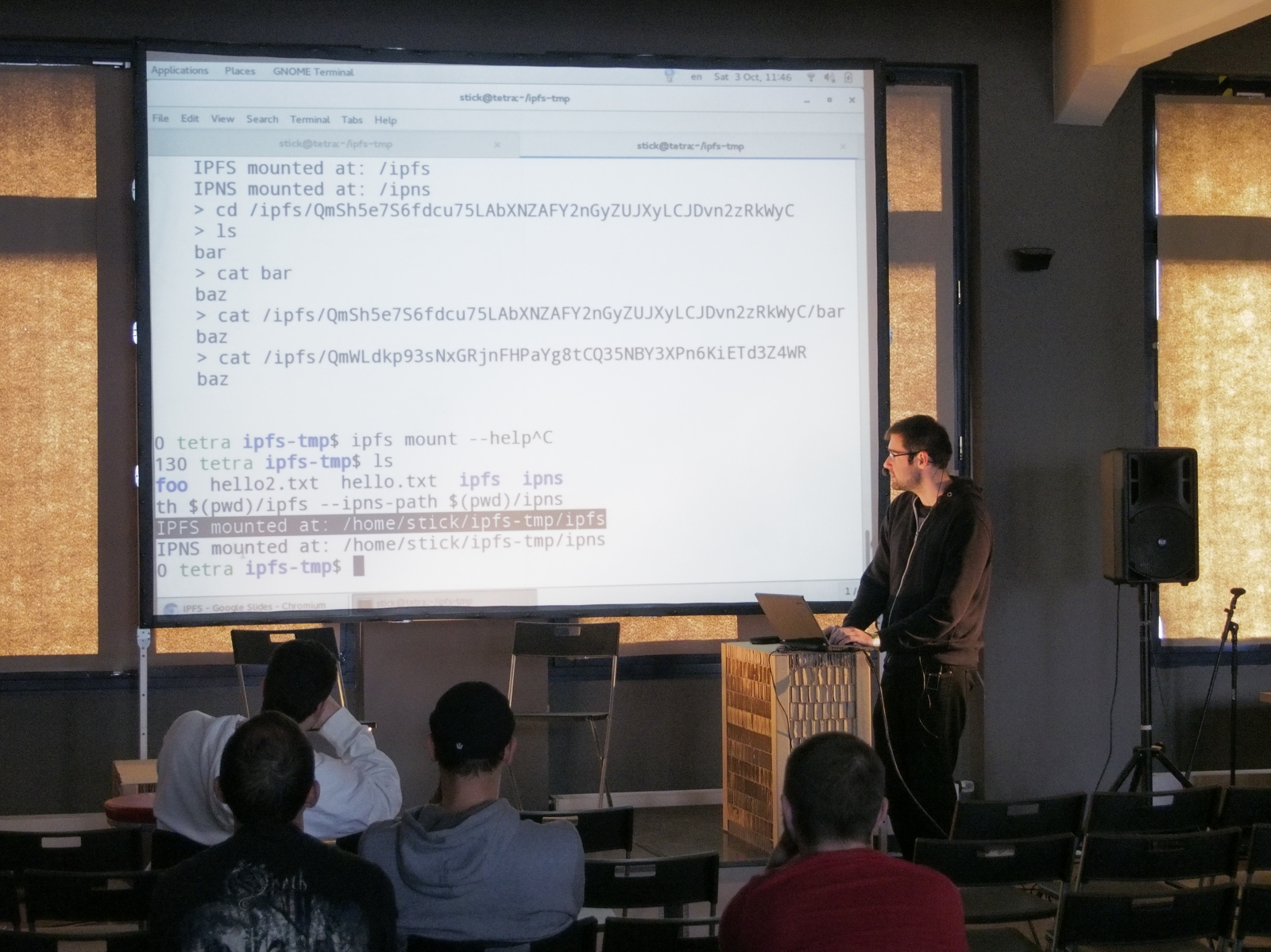 Pavol Rusnák („Stick“) předvádí práci s IPFS