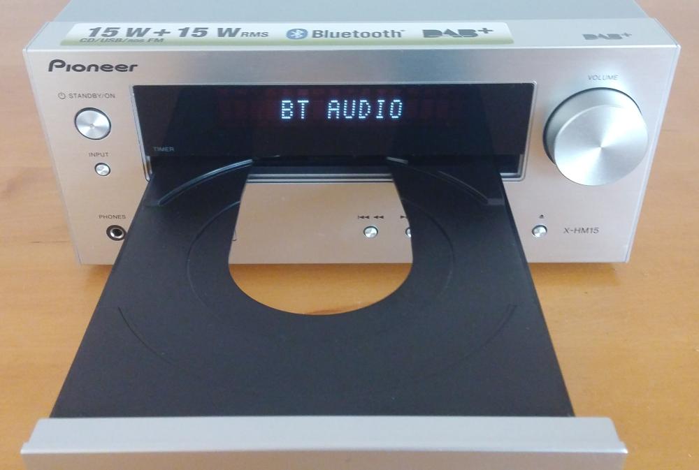 Režim Bluetooth Audio u kterého je vidět i solidní, byť nízkoprofilový šuplík mechaniky CD.