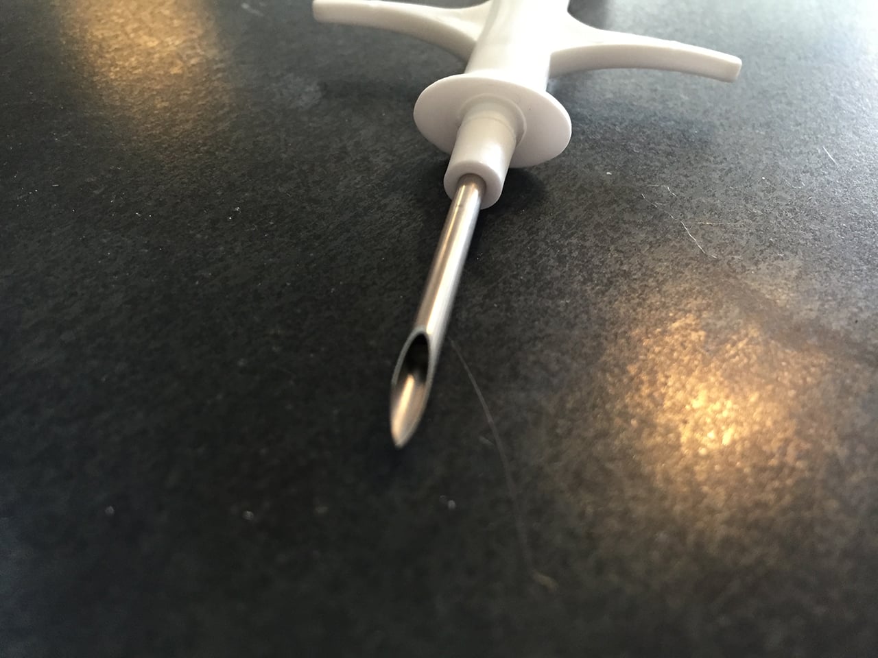 Jehla pro voperování čipu do těla.