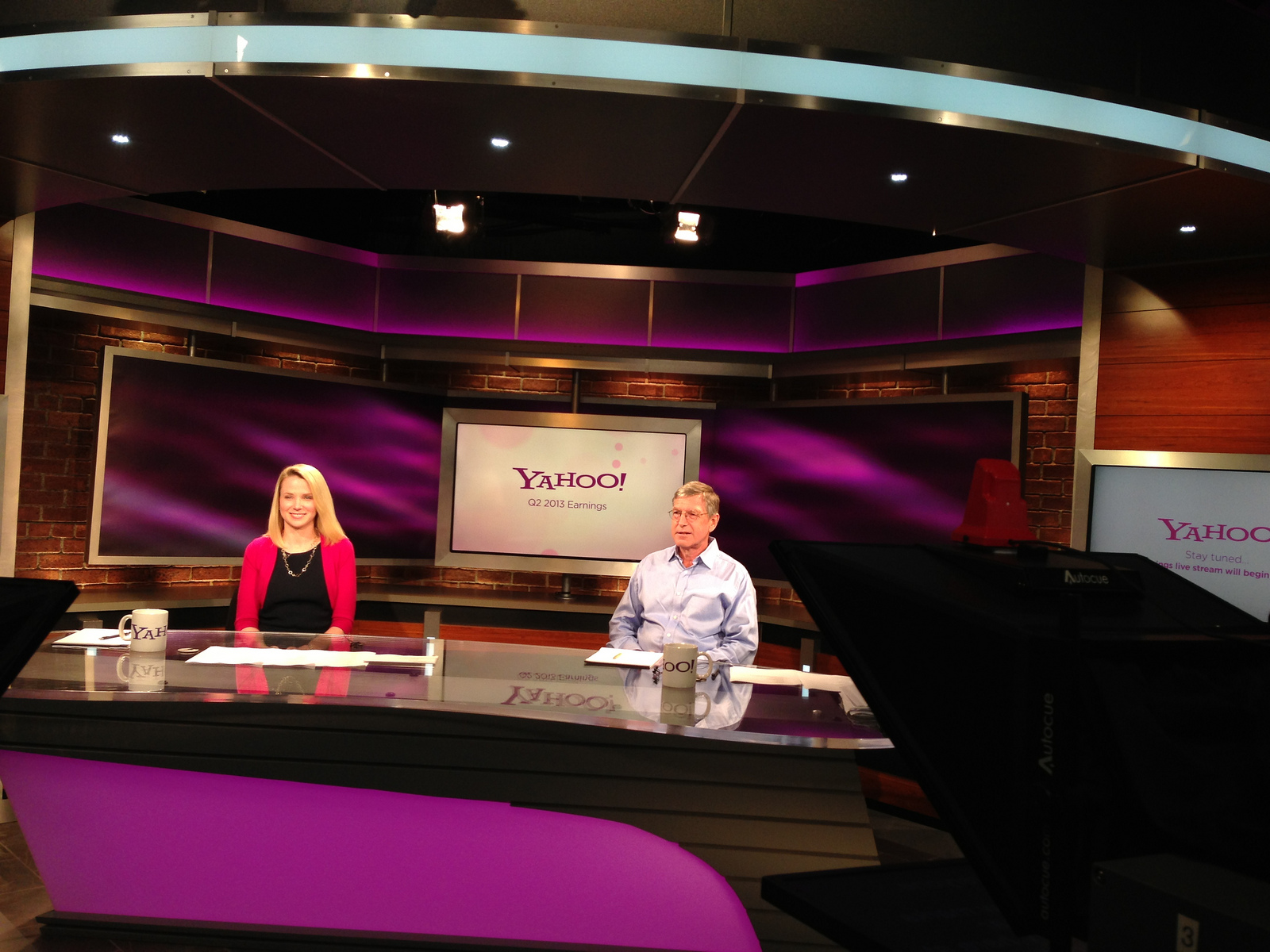 Marissa Mayer před videohovorem ke čtvrtletním finančním výsledkům (červenec 2013)