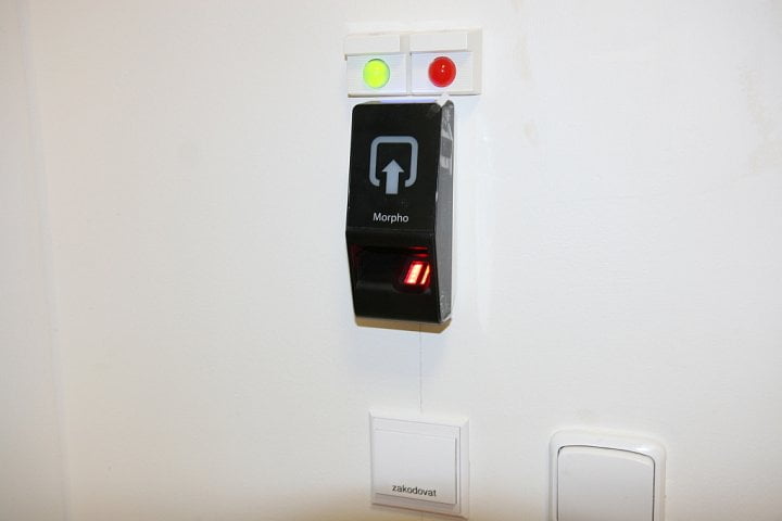 Do objektu datového centra DC6.cz je možné se dostat pouze přes zabezpečený vjezd a do datových sálů pak výhradně přes biometrické přístupy.
