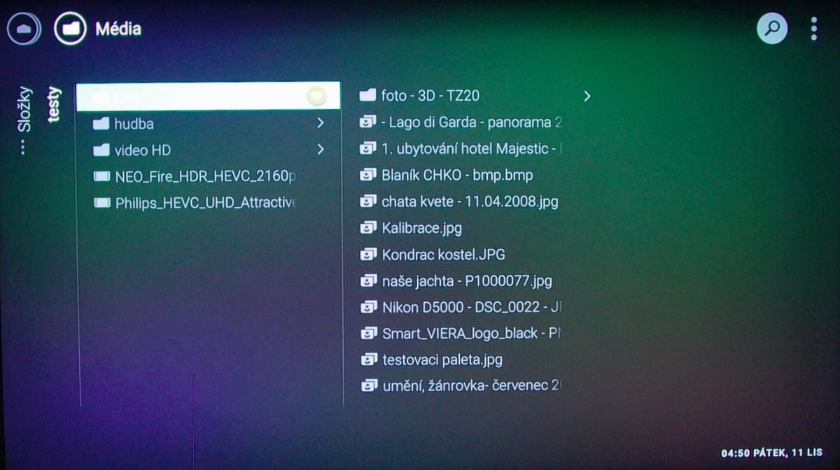 V souborovém manageru se nedá, stejně jako jinde, kolovat. Na takovéto 8 GB flash paměti to příliš nevadí, ale pokud bude větší…
