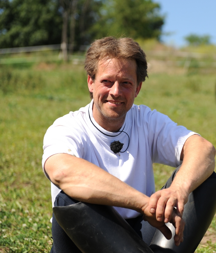 Josef František S., 37 let - Keltský mystik a koňský trenér je nesmírně houževnatý a na svém velkoryse pojatém statku rád uvítá ženu, která se s ním bude „dívat jedním směrem“. 

