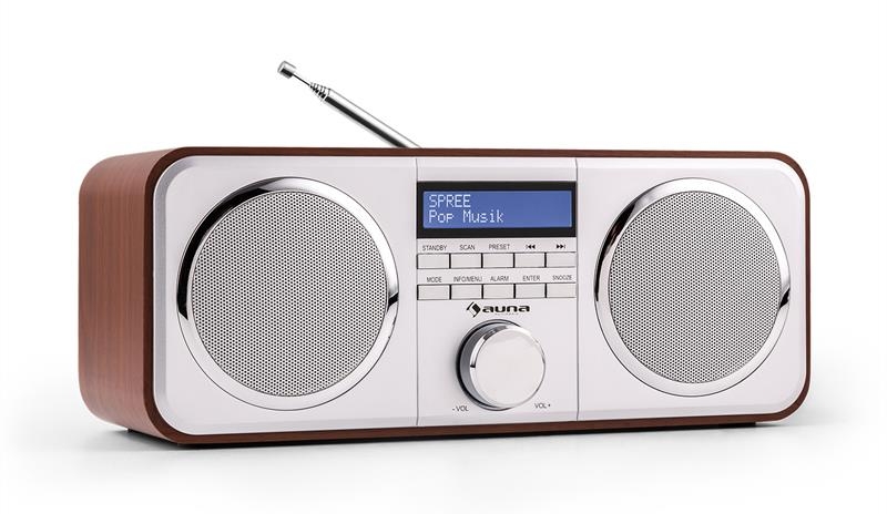 Auna Georgia má klasickou stereo koncepci ze které – vedle dvojice širokopásmových reproduktorů za kovovou mřížkou – nejvíce upoutá otočný knoflík hlasitosti. K zapnutí ale neslouží.
