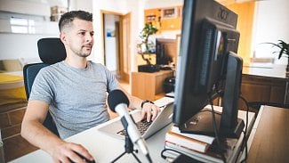 Podcaster Dan Tržil, který vyrábí například podcast Proti Proudu.cz nebo Na vlně podnikání.