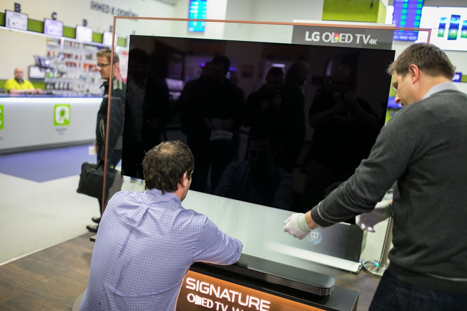 LG OLED65W7V u Alza.cz - připevnění na stěnu