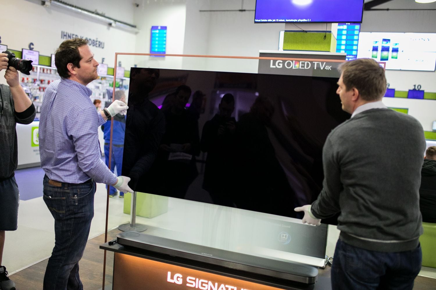 LG OLED65W7V u Alza.cz - připevnění na stěnu