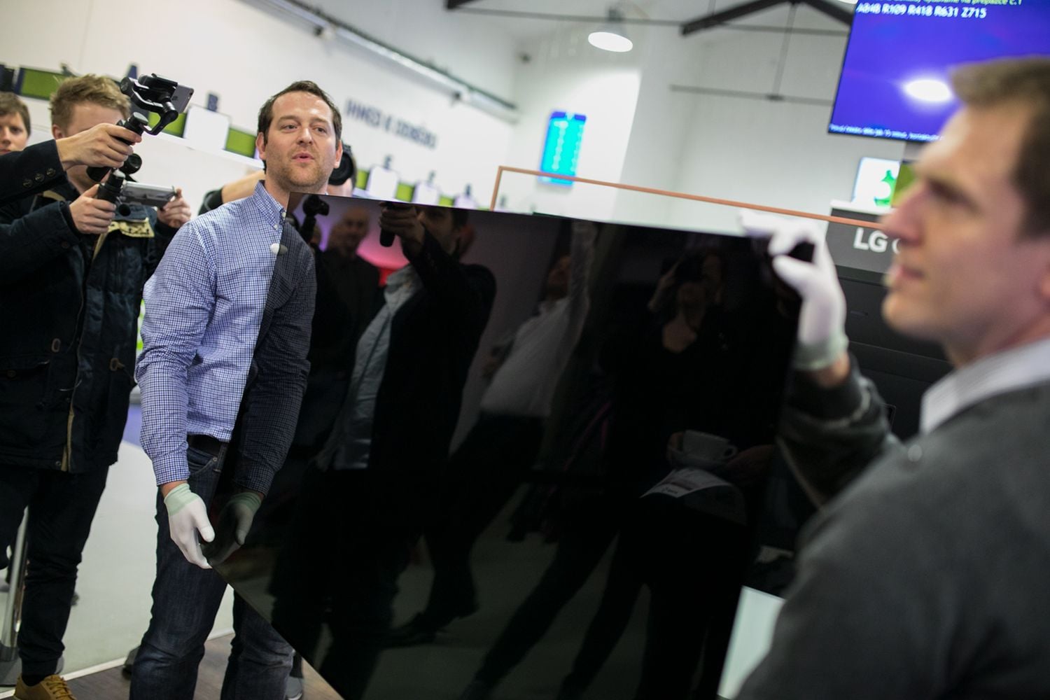 LG OLED65W7V u Alza.cz - připevnění na stěnu