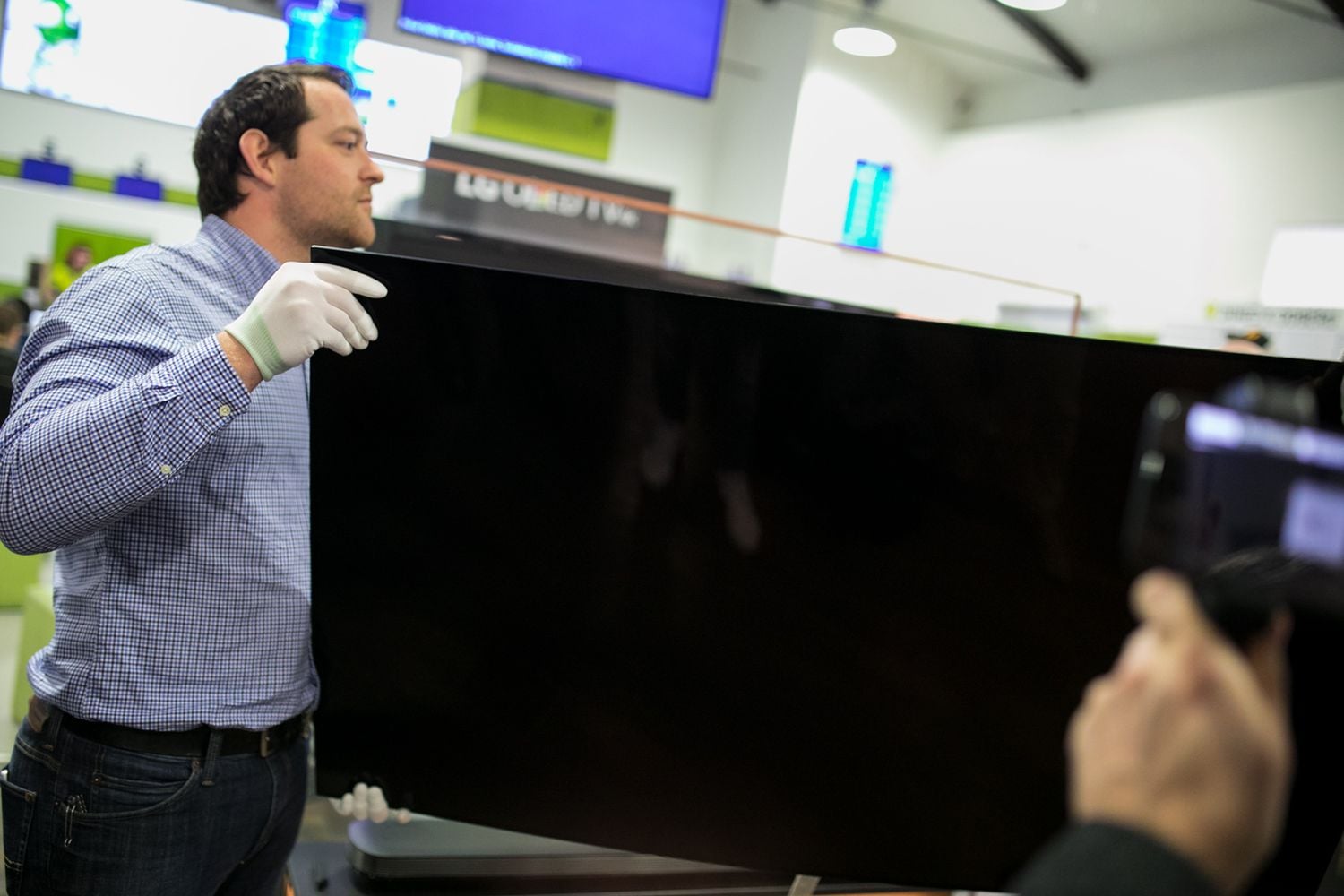 LG OLED65W7V u Alza.cz - připevnění na stěnu