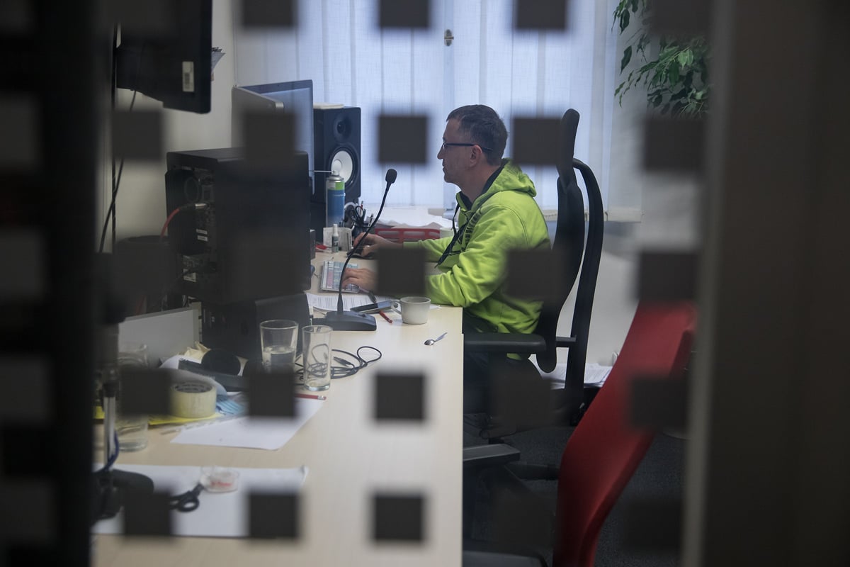 Stream vyprodukuje asi 50 premiérových videí týdně.