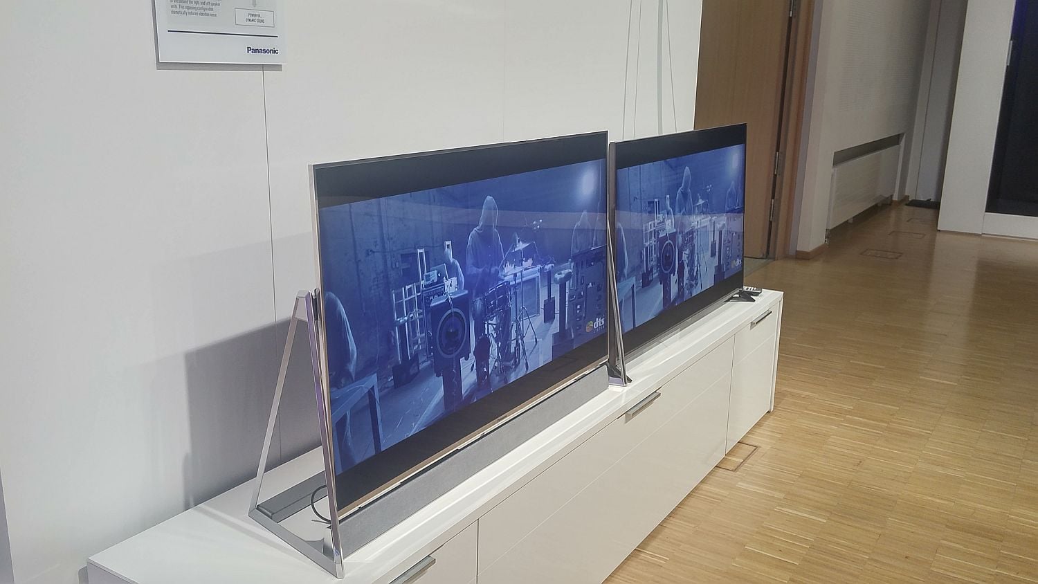 Panasonic DX800 - podstavec a zvuková lišta