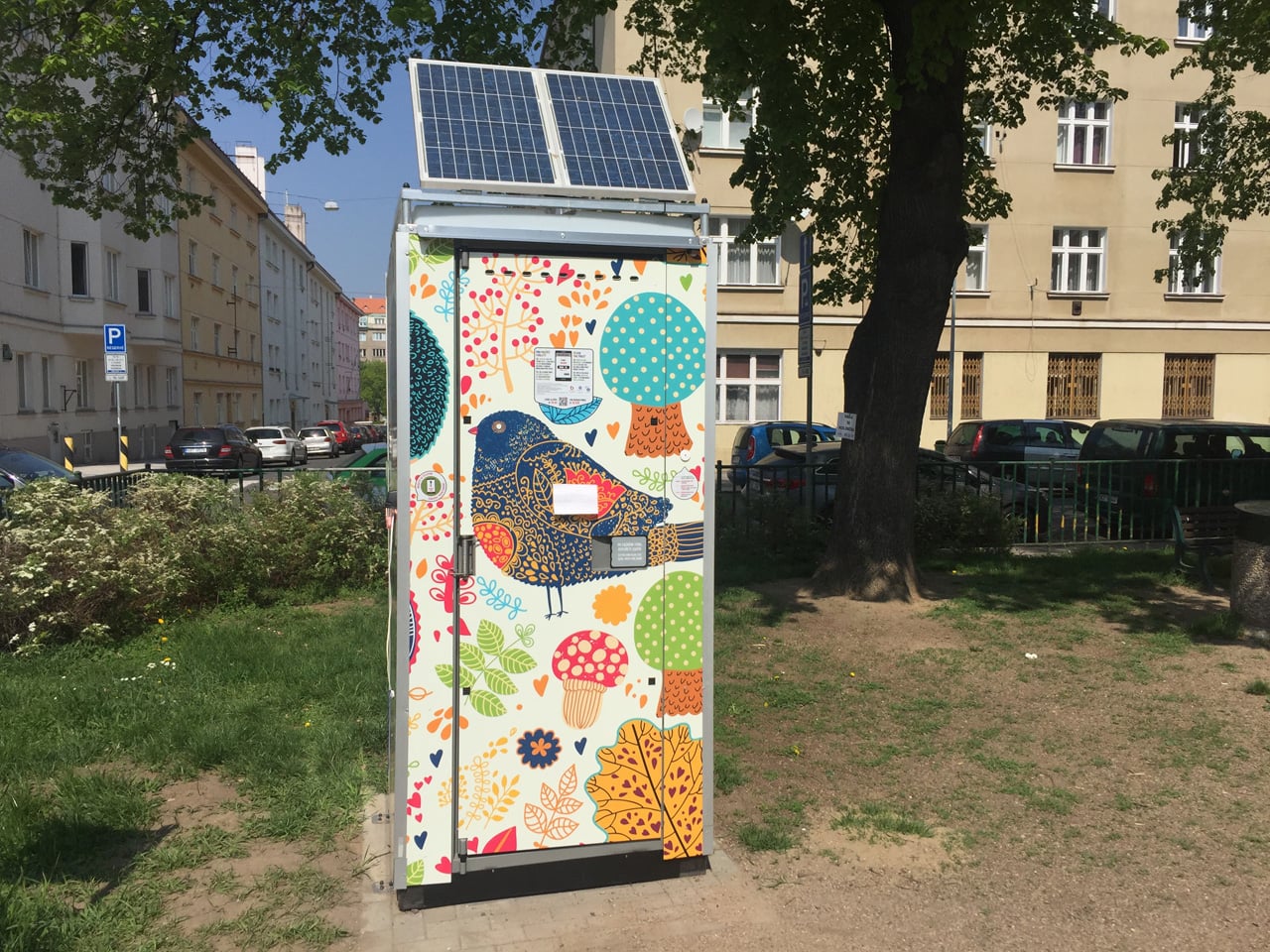 Chytrá kadibudka v Praze v Dejvicích