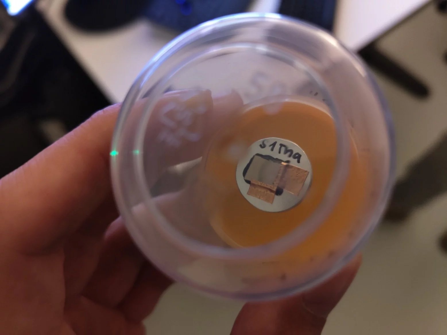 Čip na bázi GaN pod mikroskopem Thermo Fisher Scientific