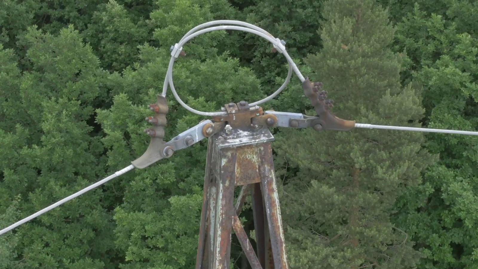 E.ON, UpVision a monitoring elektrických sítí pomocí dronů. Detail na vedení.